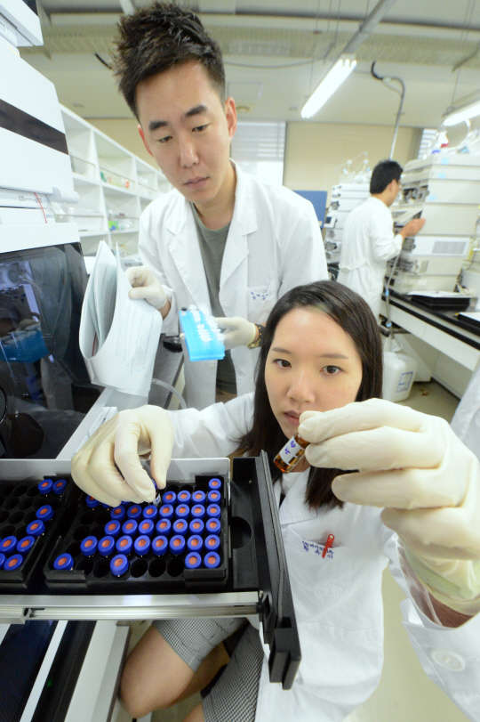 서울 관악구 서울대 안에 자리잡은 바이로메드 연구소에서 연구원들이 질병 치료의 신기원을 열 것으로 기대되는 '유전자치료제'를 연구하고 있다.  사진= 김민수기자 ultrartist@